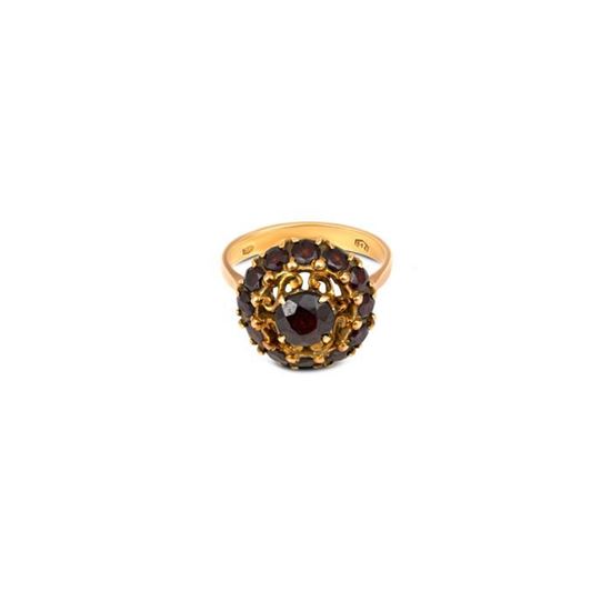 Splendido anello vintage in oro giallo con granati. Stile classico e raffinato 