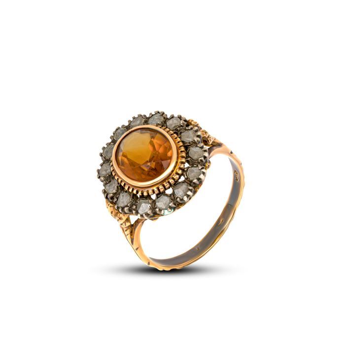 Anello vintage in oro giallo con topazio e diamanti taglio antico. Eleganza senza tempo 